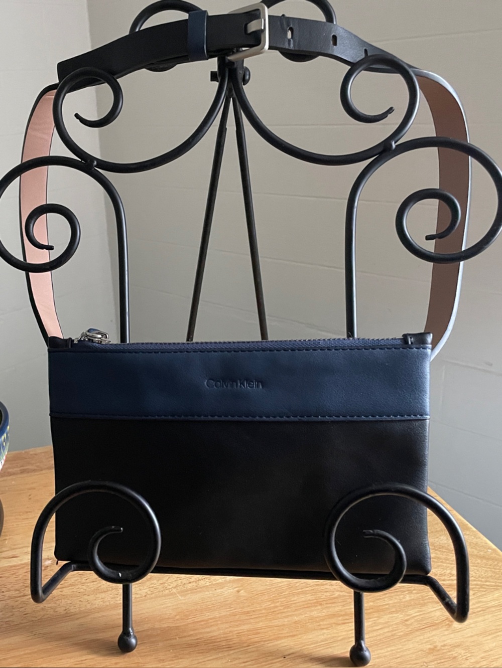 Calvin Klein Black and Navy Leather Crossbody/clutch. size M (10-12)
